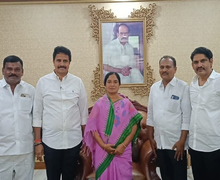 పరిటాల సునీతతో తణుకు ఎమ్మెల్యే భేటీ