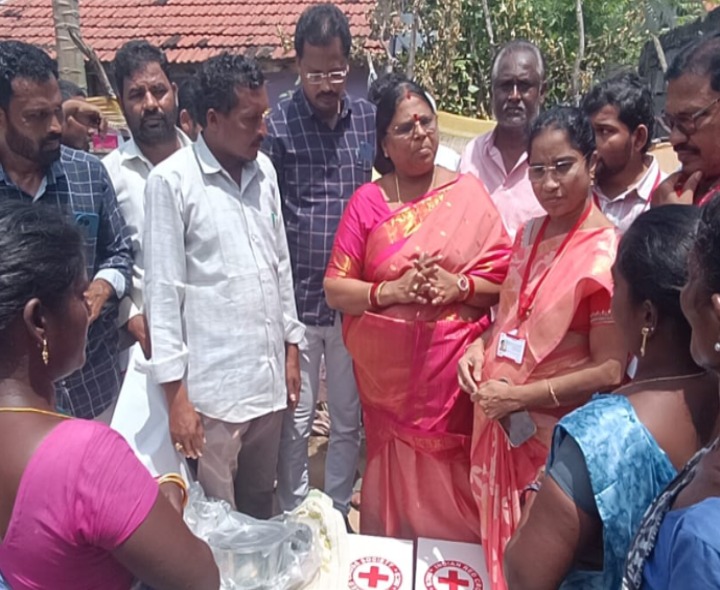 అగ్నిప్రమాద బాధితులకు సరుకుల పంపిణీ
