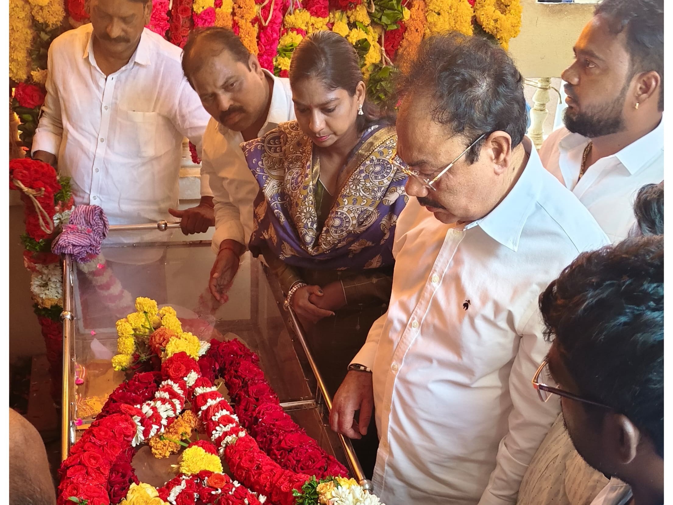 ఎక్స్ సర్పంచ్ భౌతిక కాయానికి నివాళి అర్పిచిన MLA