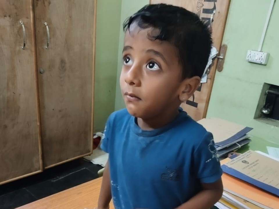 తప్పిపోయిన బాలుడిని పోలీస్ స్టేషన్‌కు అప్పగింత
