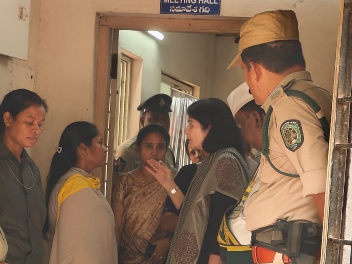 పోక్సో బాధితురాలిని మహిళా కమిషన్ చైర్‌పర్సన్ పరామర్శ