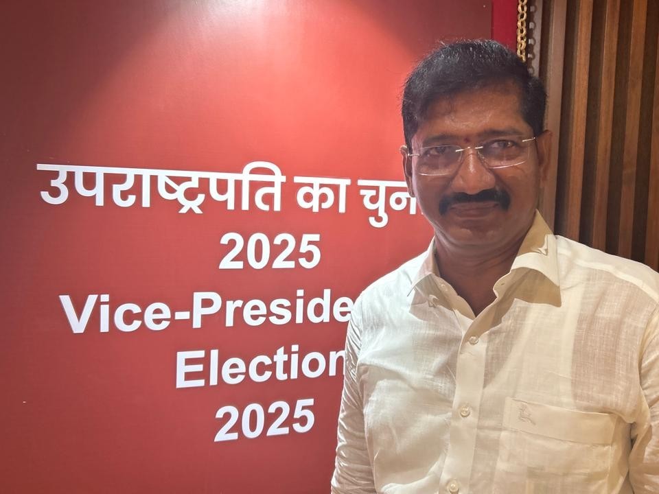ఓటు హక్కు వినియోగించుకున్న ఎంపీ