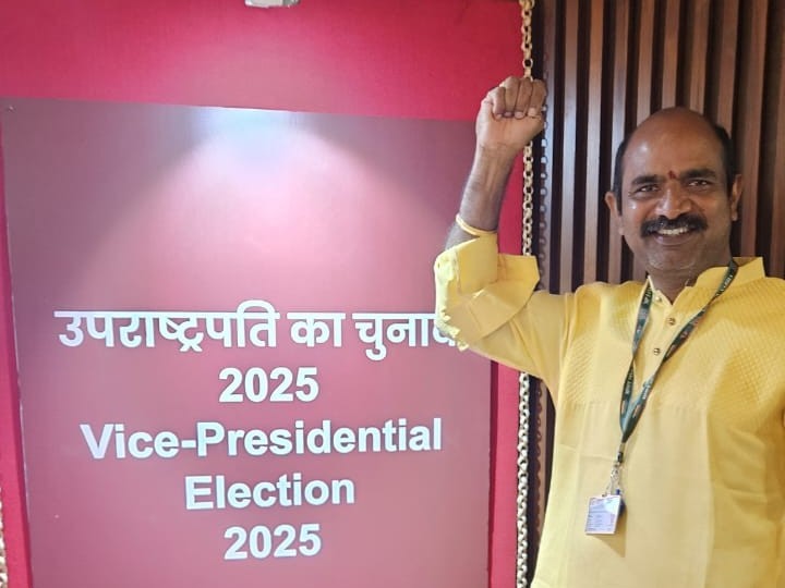 ఓటు హక్కు వియోగించుకున్న ఎంపీ