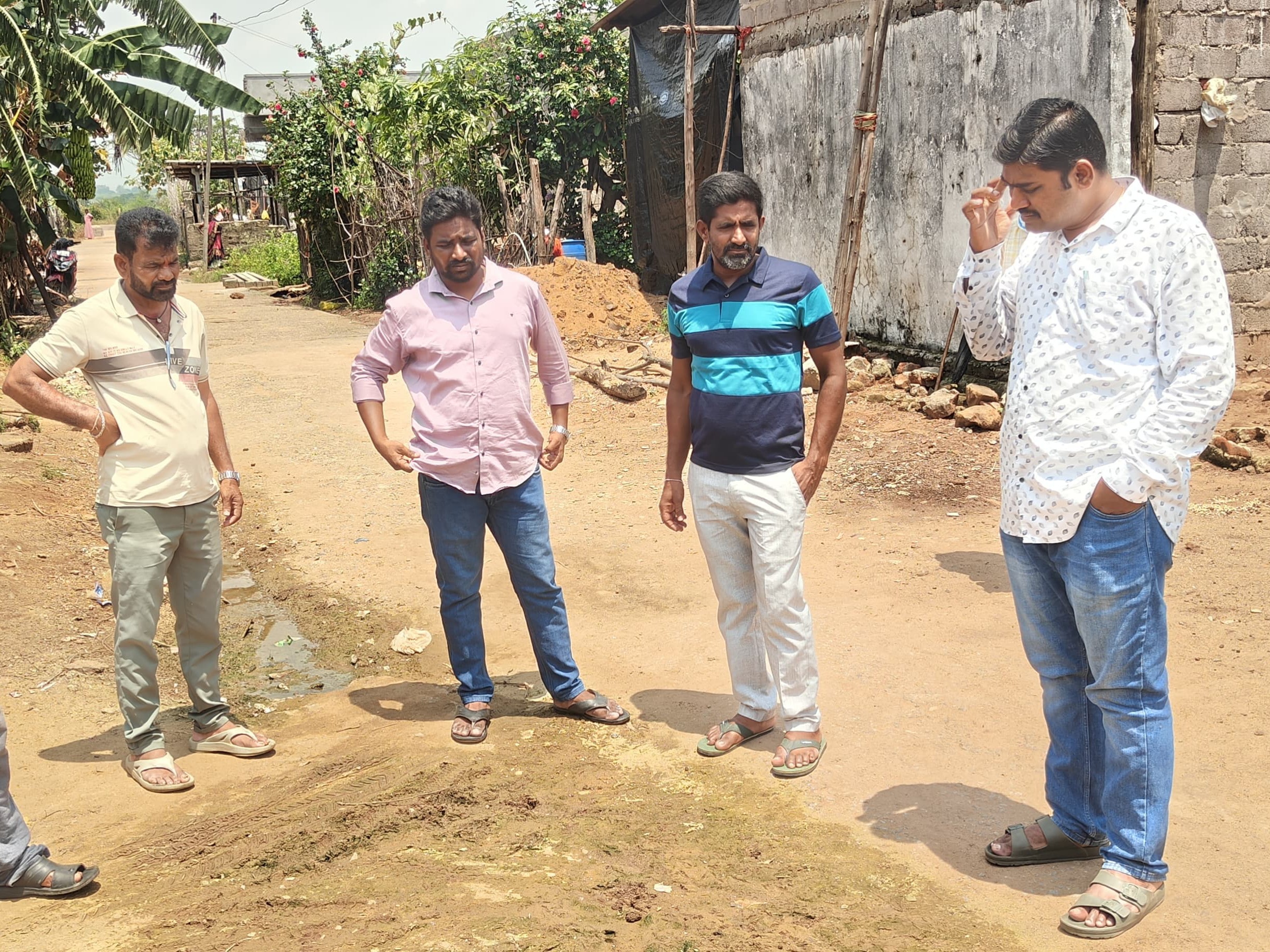 డ్రైనేజీ నిర్మాణానికి స్థలాలు పరిశీలించిన DE, JE