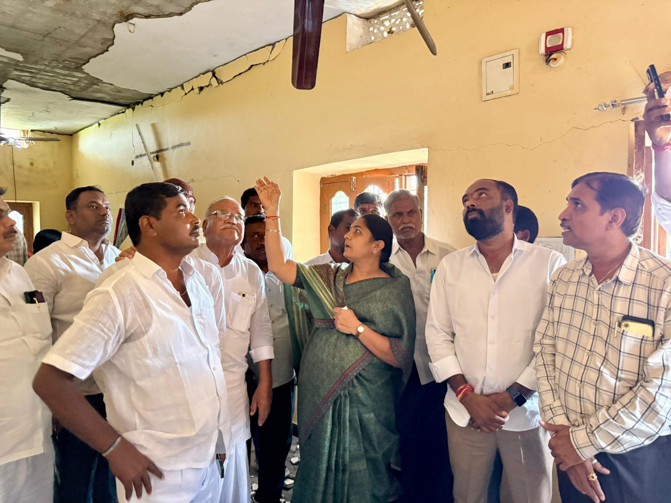సిలిండర్ పేలిన ఘటన.. బాధితులకు అండగా ఉంటాం: ఎమ్మెల్యే