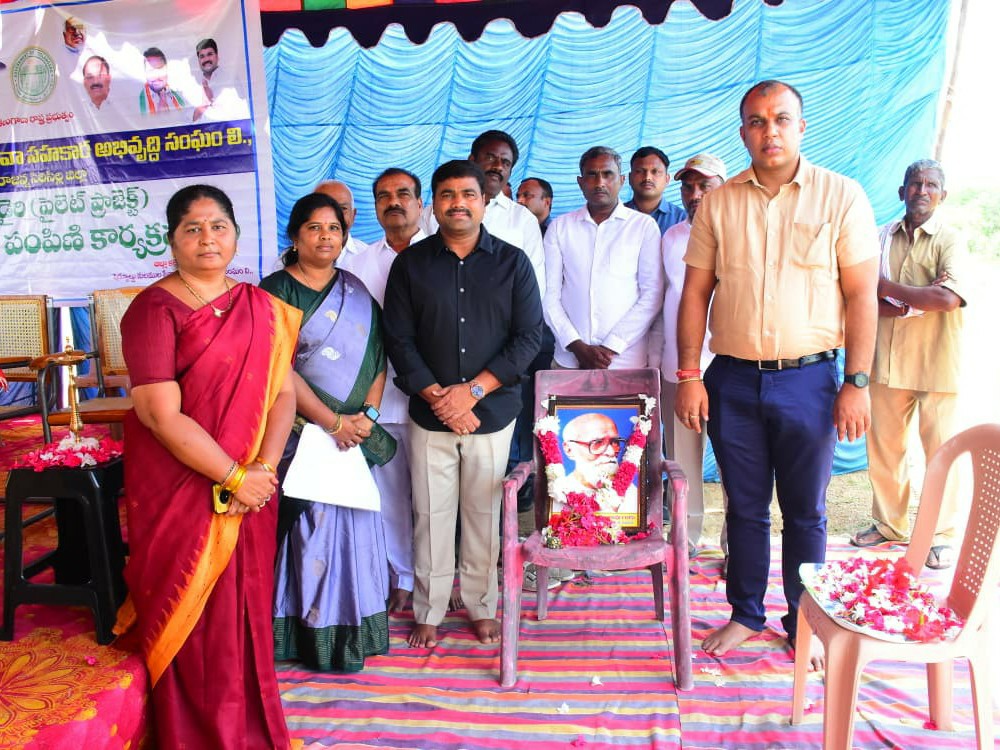 పాడి గేదెల పంపిణీ కార్యక్రమంలో పాల్గొన్న ఎమ్మెల్యే