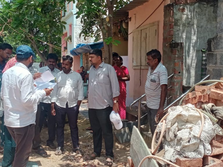 జిల్లాలో ఇళ్లకు నెంబరింగ్ ఇస్తున్న అధికారులు