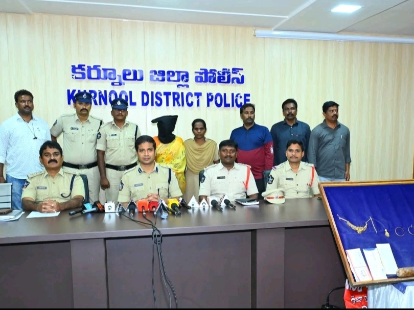 వృద్ధురాలి హత్యకేసును చేధించిన పోలీసులు