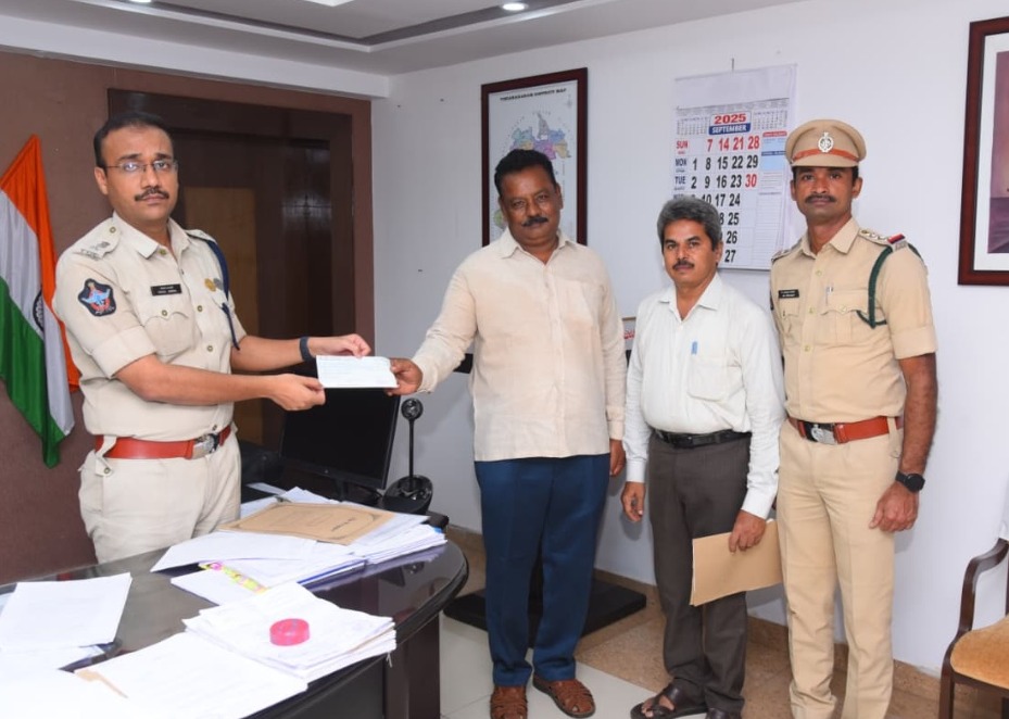 చేయూత చెక్కు అందజేత