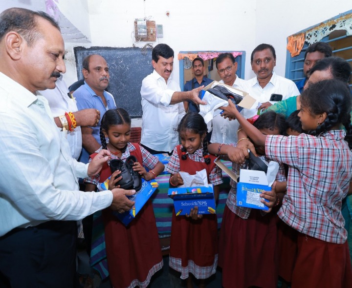 విద్యార్థులకు షూస్ పంపిణీ చేసిన మంత్రి