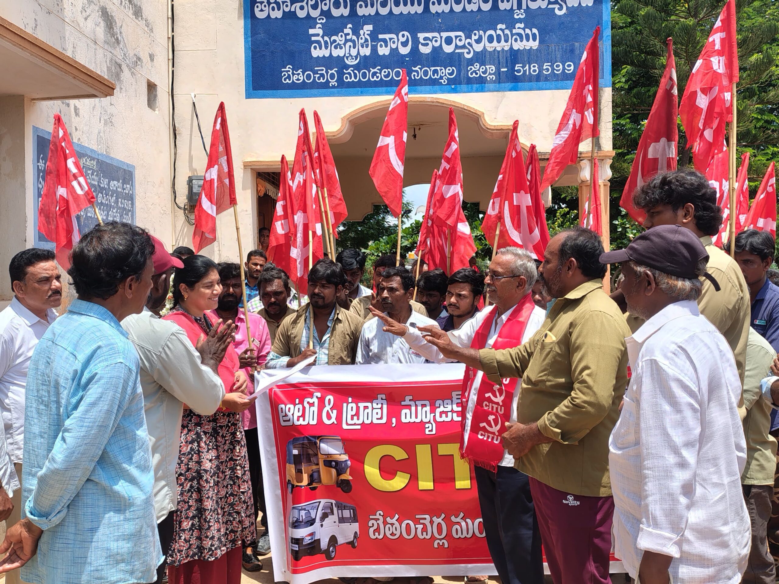 ‘ఆటో కార్మికుల సమస్యలను పరిష్కరించండి’