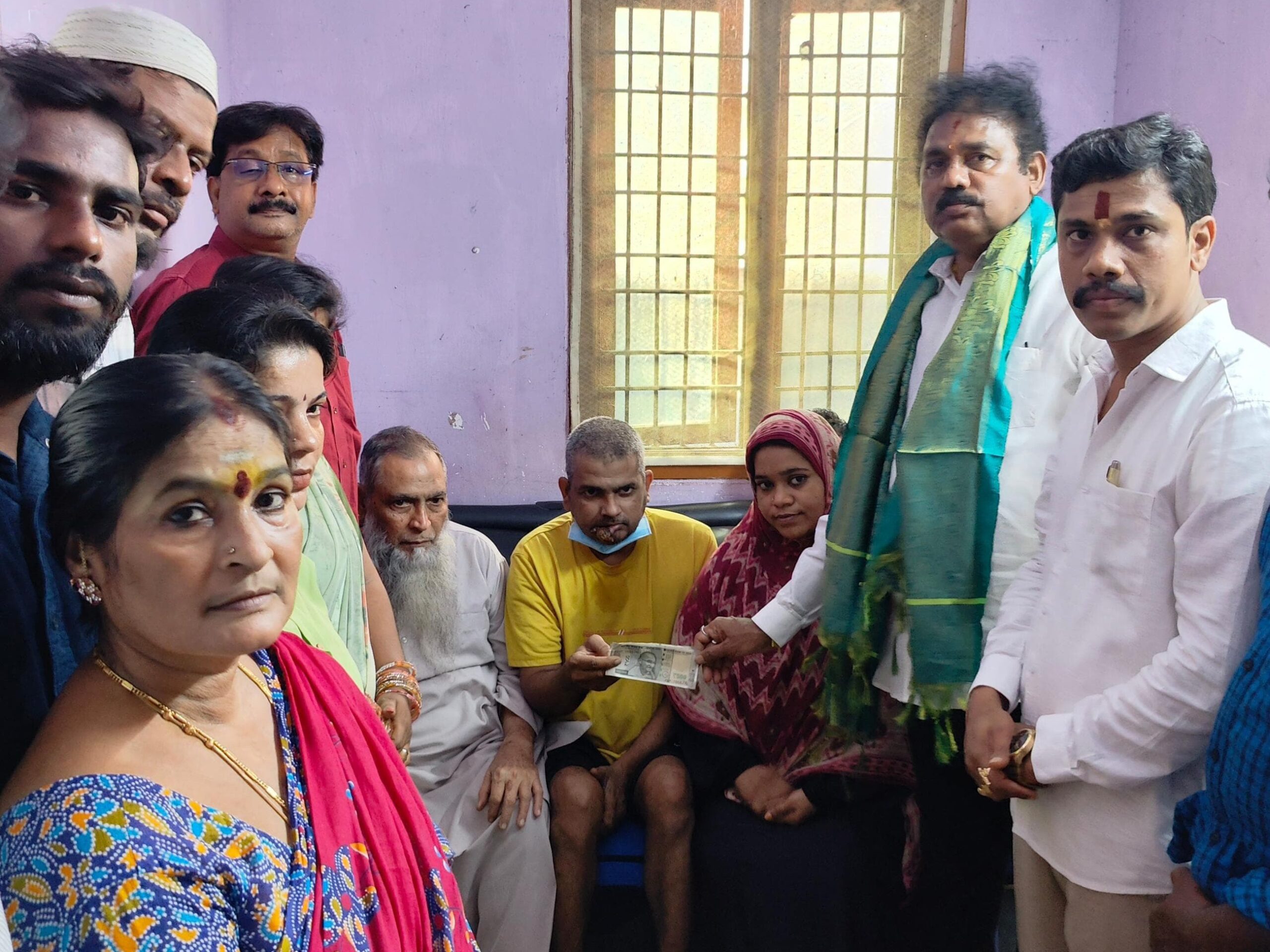 క్యాన్సర్ పేషెంట్‌కు మాజీ ఎమ్మెల్యే ఆర్థిక సహాయం