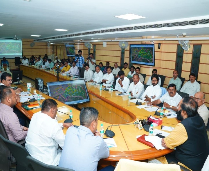ఉమ్మడి జిల్లా నీటిపారుదల ప్రాజెక్టులపై సమీక్ష