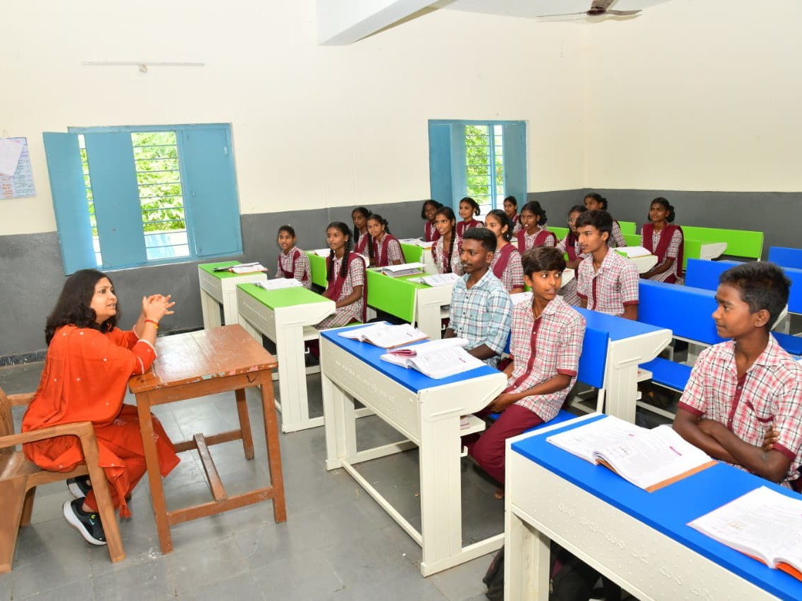 విద్యా బోధనపై విద్యార్థులతో కలెక్టర్ ఆరా
