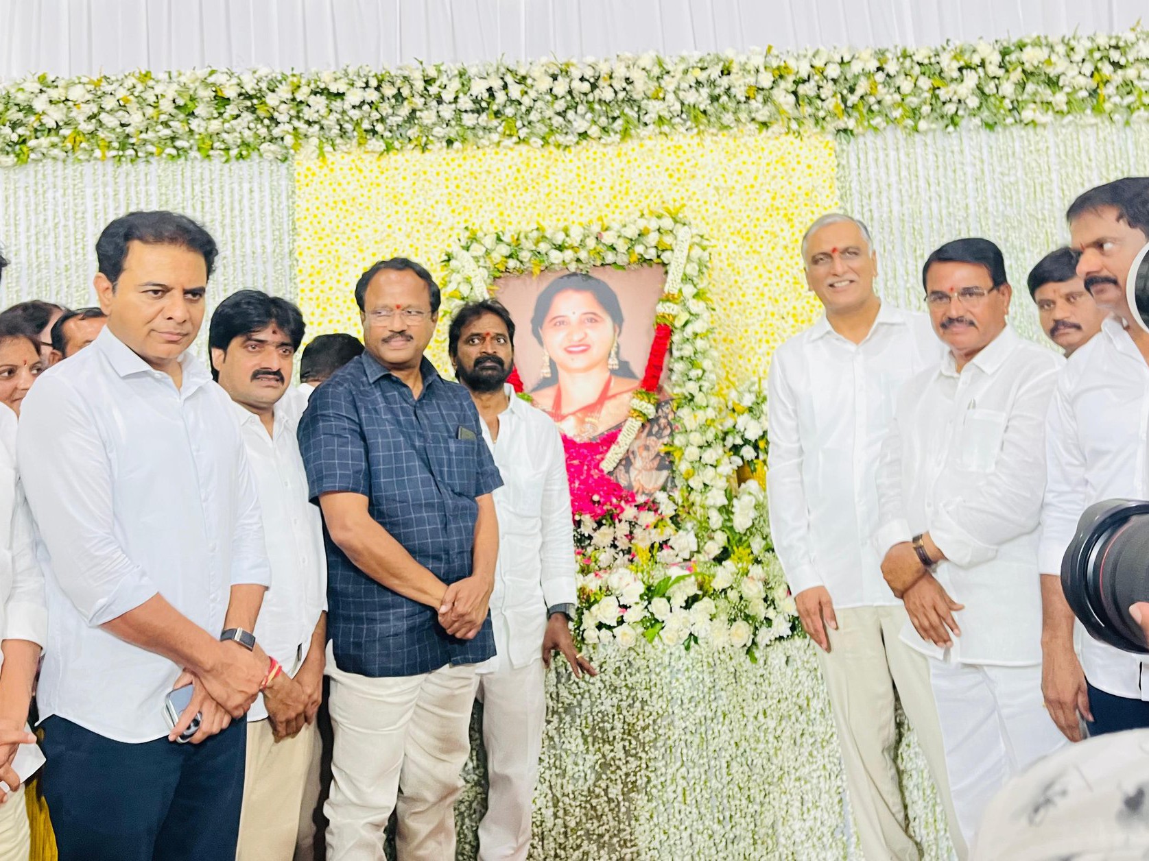 మాజీ మంత్రి భార్య చిత్రపటానికి నివాళులర్పించిన మాజీ మంత్రులు