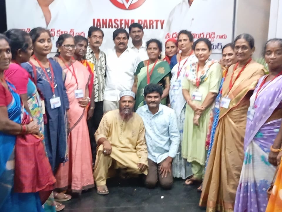 మహిళా సంఘ సభ్యులకు గుర్తింపు కార్డులు