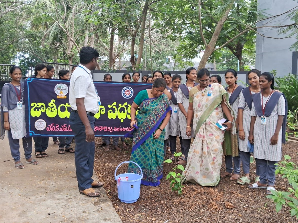 ఎస్‌కేఎస్‌డీ మహిళా కళాశాలలో వనం మనం
