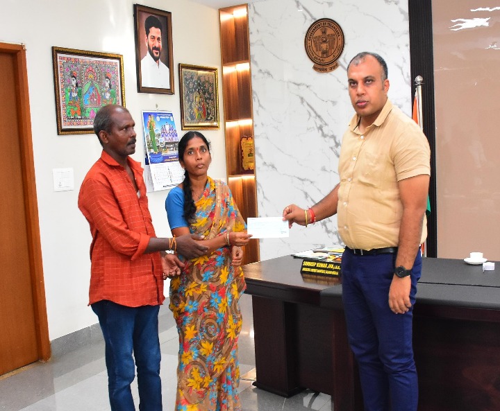 పేద విద్యార్థి చదువుకు కలెక్టర్ ఆర్థిక భరోసా