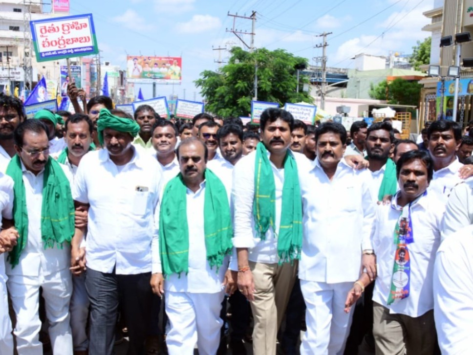 గత 15 నెలలుగా రైతుల పరిస్థితి దయనీయం: వైసీపీ