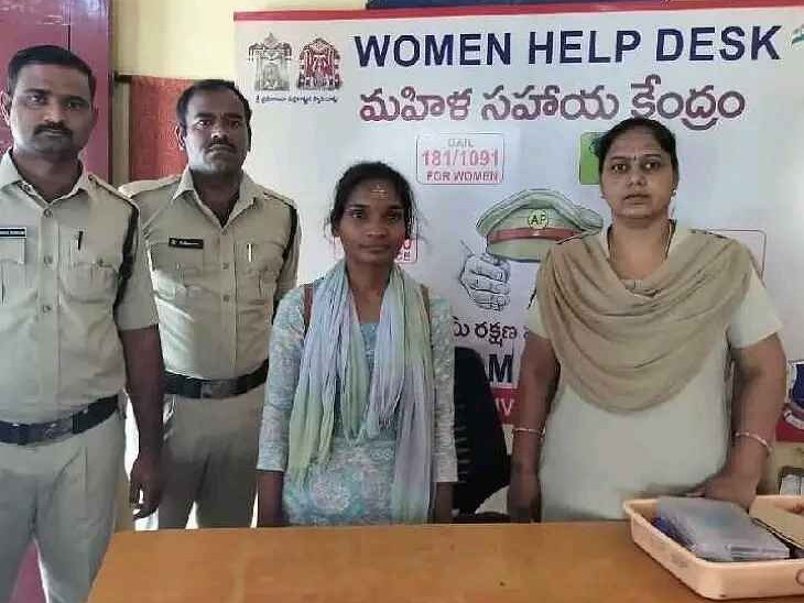 శ్రీశైలంలో యువతికి పోలీసుల కౌన్సెలింగ్