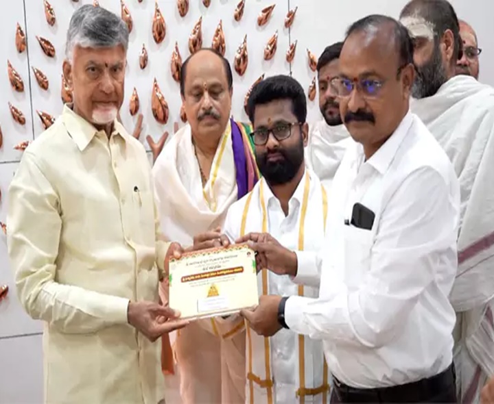 దసరా ఉత్సవాలు.. CM చంద్రబాబుకు ఆహ్వానం