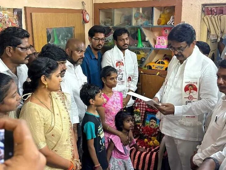 చెక్కు పంపిణీ చేసిన జనసేన ఇన్‌ఛార్జ్