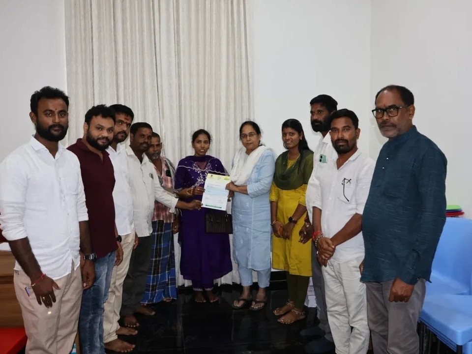 బాధితులకు చెక్కులు పంపిణీ