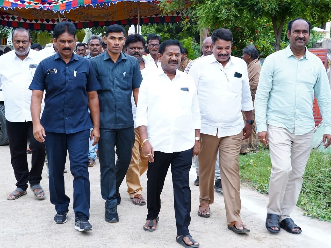 పాఠశాలలో పనులు పరిశీలించిన మంత్రి