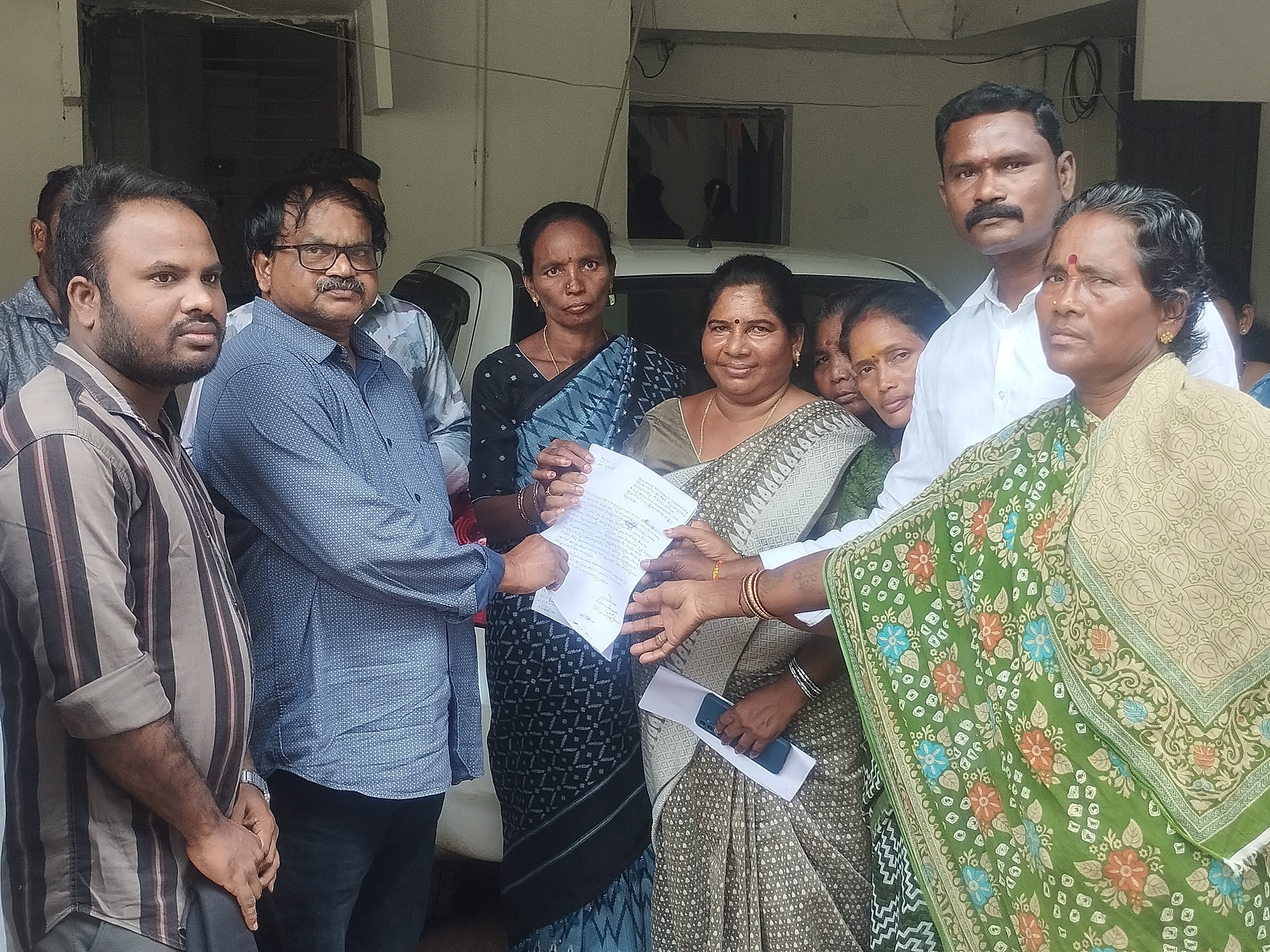 స్మశాన వాటిక సమస్యను పరిష్కరించాలని గ్రామస్తుల వినతి