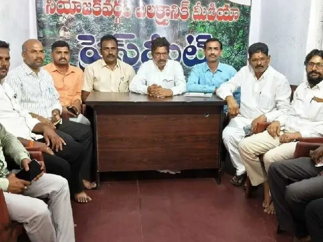 ‘లంబాడీలకు క్షమాపణ చెప్పాలి’