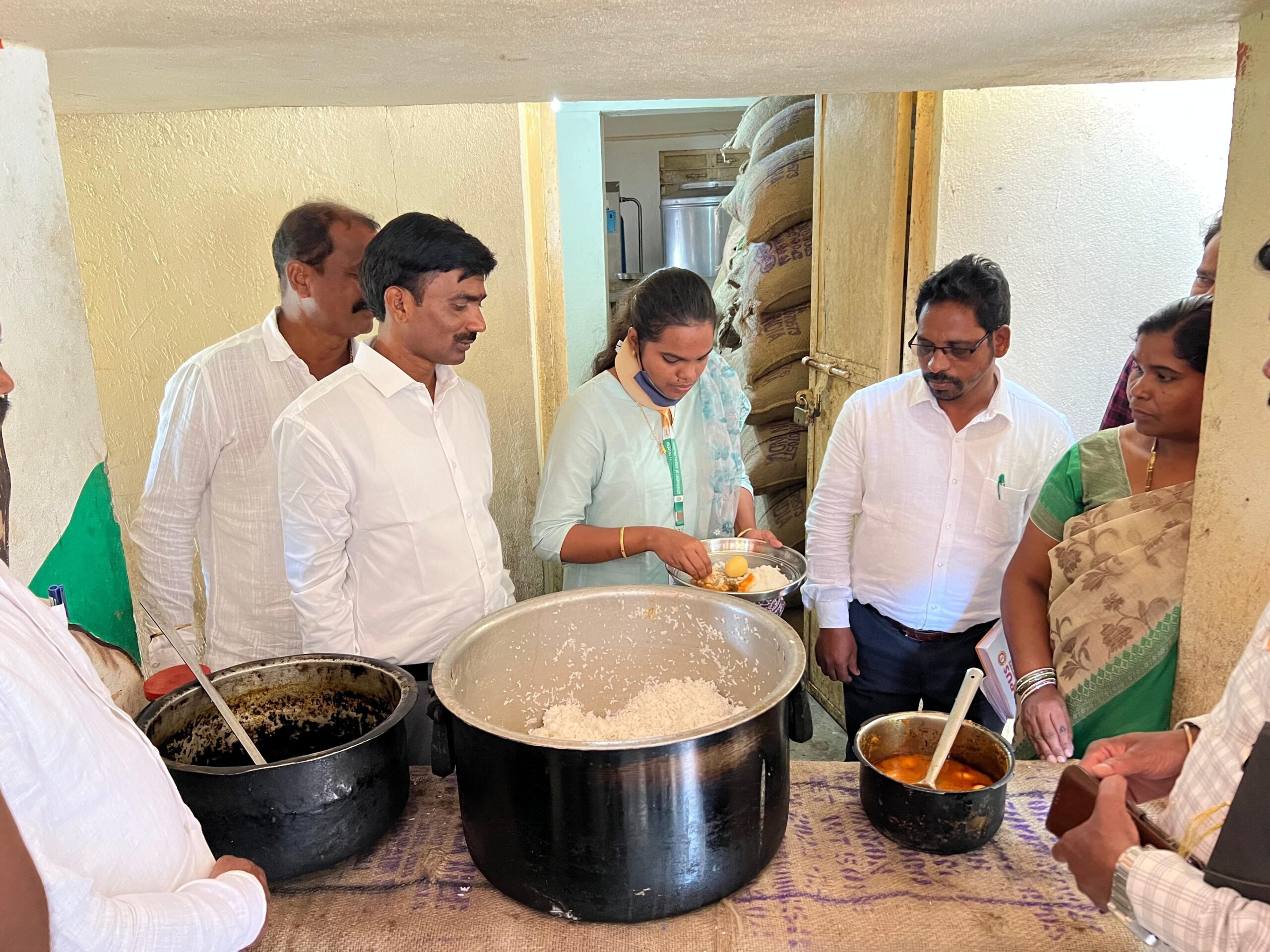 ఆశ్రమ పాఠశాలలను తనిఖీ చేసిన రాష్ట్ర ఫుడ్ కమిషన్ సభ్యుడు