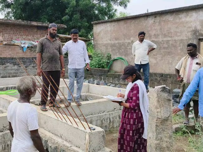 ఇందిరమ్మ ఇళ్లను పరిశీలించిన హౌసింగ్ ఏఈ