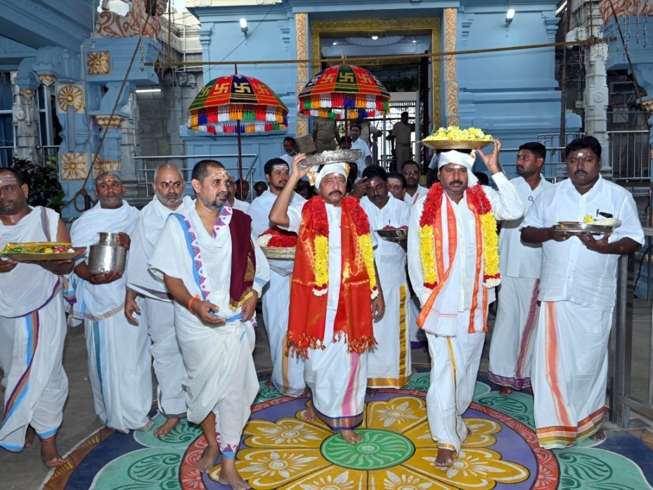 స్వామివారికి మహానంది పట్టువస్త్రాలు