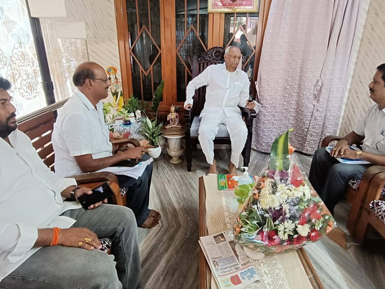 ఎమ్మెల్యేను కలసిన ఆర్‌డబ్ల్యూయస్ ఈఈ