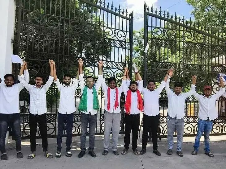 శాతవాహనలో లంబాడీ విద్యార్థుల ధర్నా