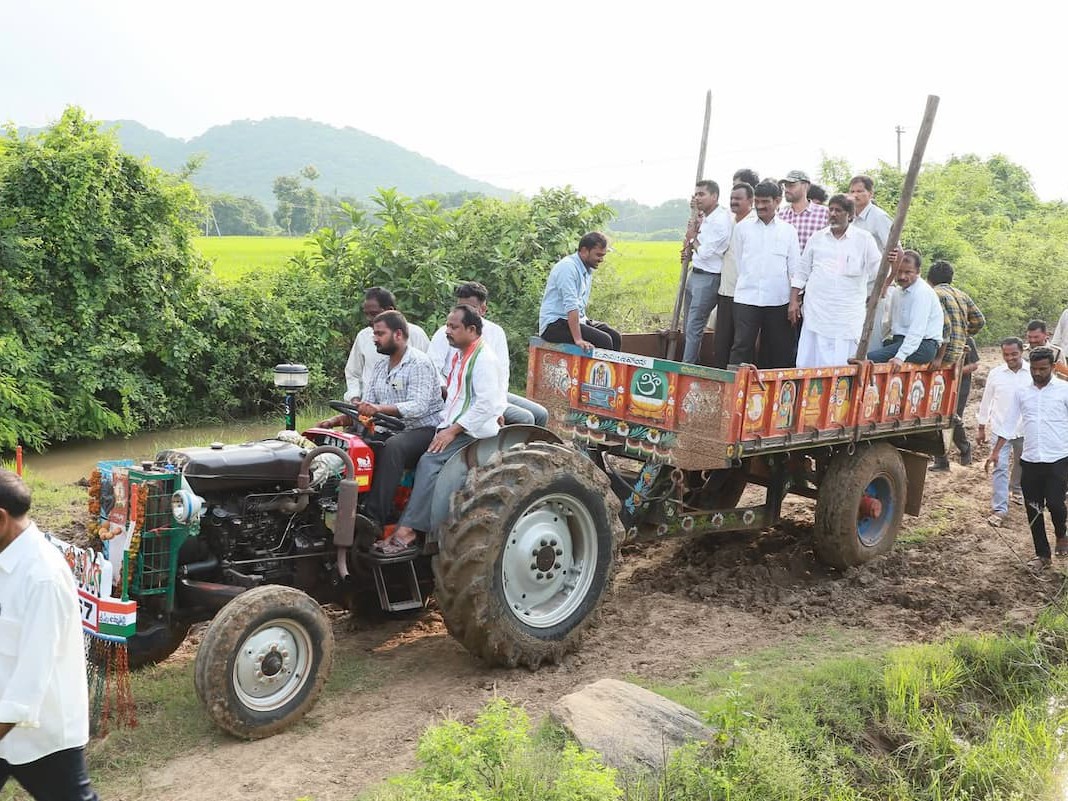 ట్రాక్టర్ ఎక్కిన డిప్యూటీ సీఎం భట్టి
