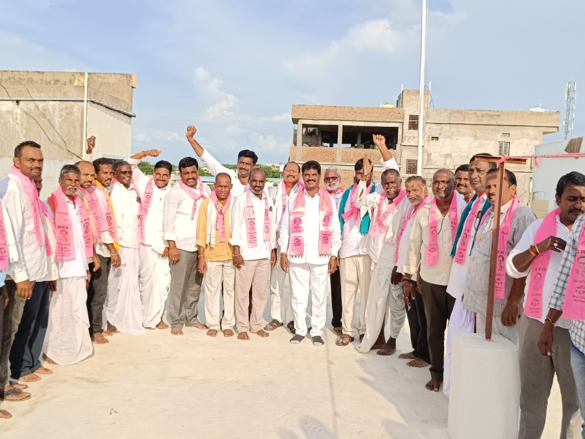 మాజీ ఎమ్మెల్యే సమక్షంలో బీఆర్ఎస్ పార్టీలోకి చేరికలు