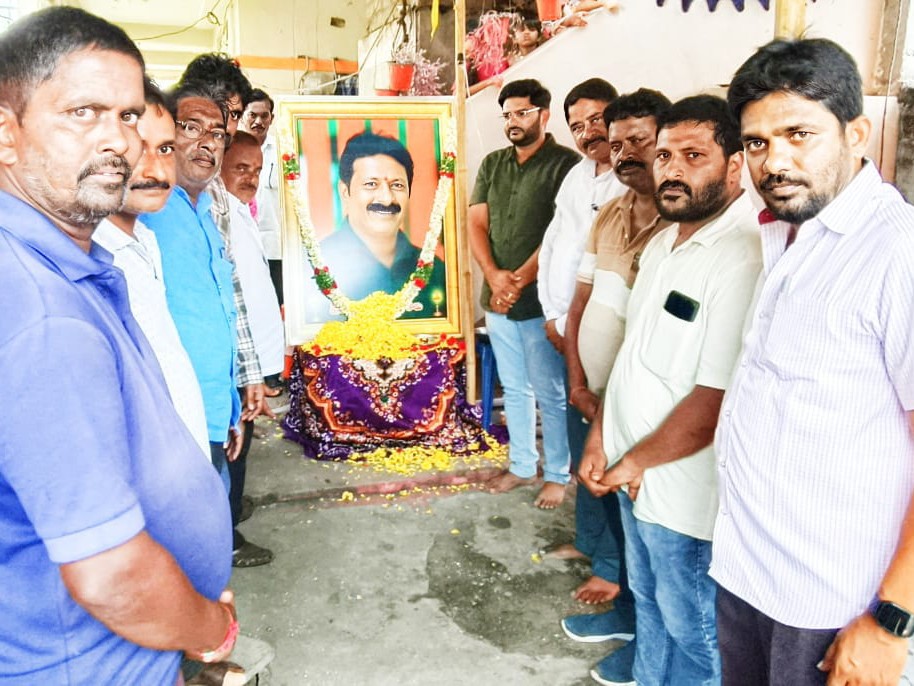 జర్నలిస్టు కుటుంబానికి ఆర్థిక సాయం అందజేసిన సిద్ధార్థ
