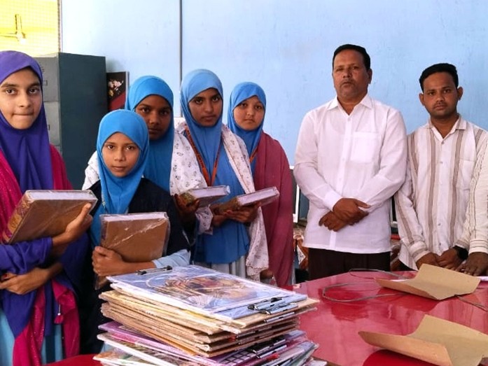 విద్యార్థులకు ఖురాన్ అందజేత