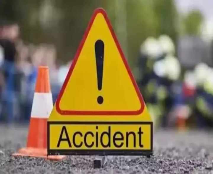 ఆటో బోల్తా.. ఇద్దరు కూలీలు దుర్మరణం