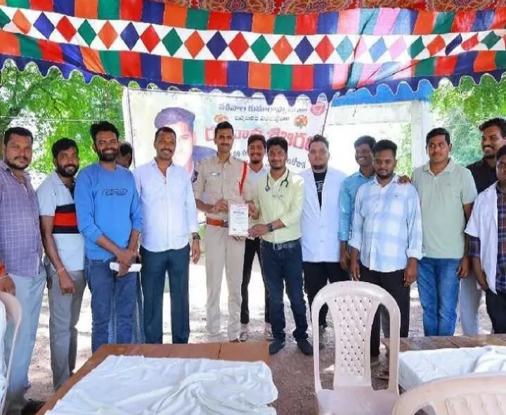 రక్తదానం ప్రాణదానంతో సమానం: ఎస్సై