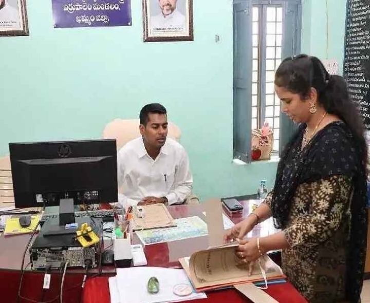 MRO కార్యాలయాన్ని తనిఖీ చేసిన కలెక్టర్