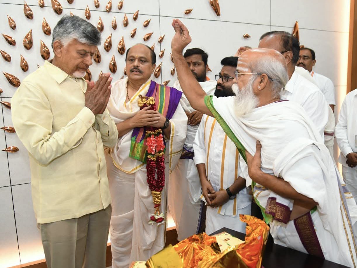 దసరా మహోత్సవాలకు సీఎంకు ఆహ్వానం