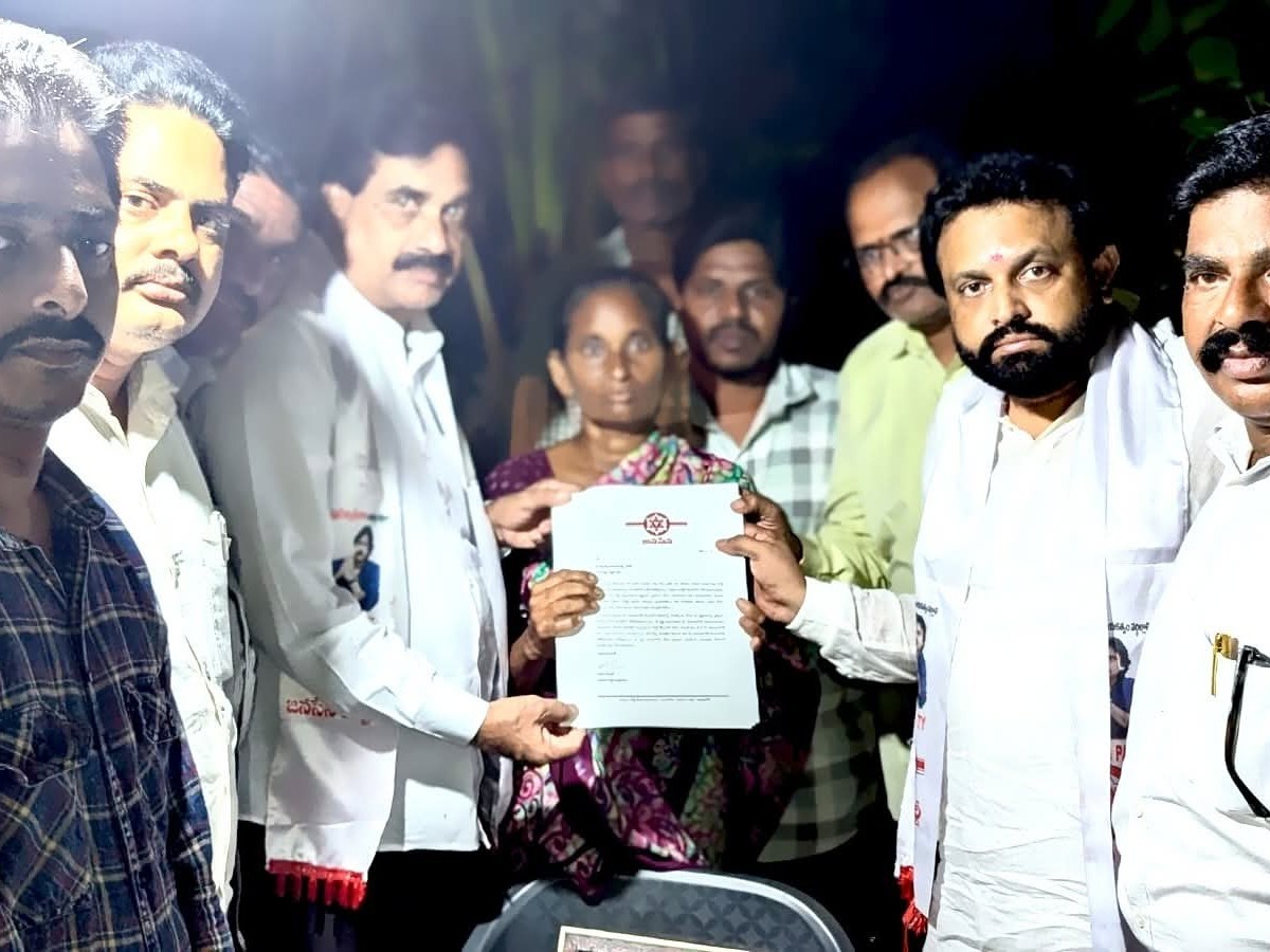 జన సైనికుని కుటుంబానికి చెక్కు అందచేత
