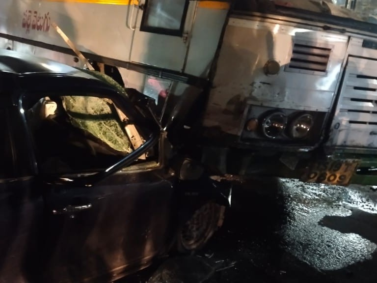 RTC బస్సును ఢీ కొట్టిన కారు.. ఒకరికి గాయాలు