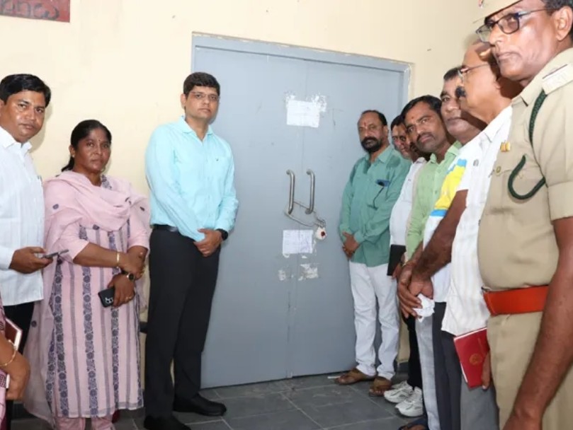 ఎలక్షన్ గోదామును పరిశీలించిన కలెక్టర్