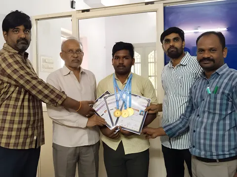 మదనపల్లె విద్యార్థికి 3 బంగారు పథకాలు