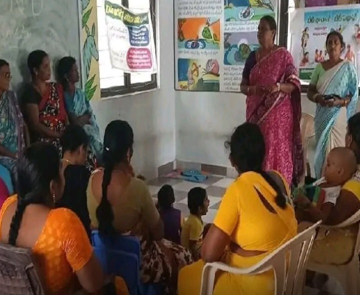 అంగన్వాడీ కేంద్రంలో తల్లుల సమావేశం