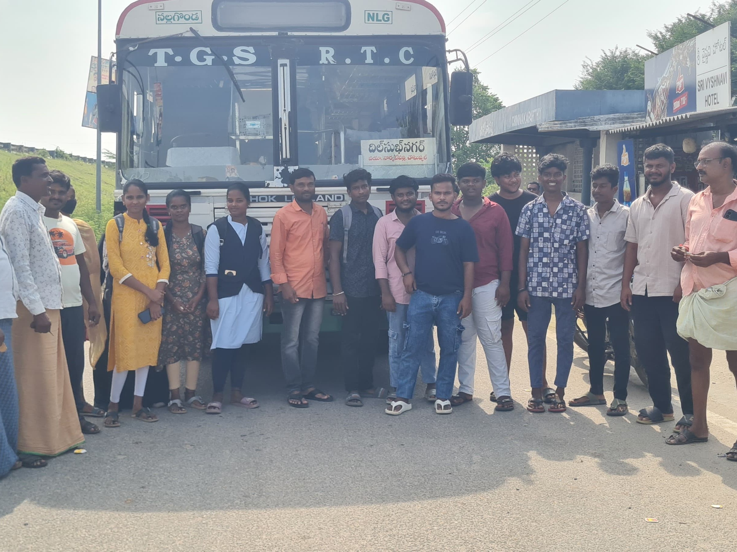 బస్సులు ఆలస్యం.. విద్యార్థుల ఆందోళన