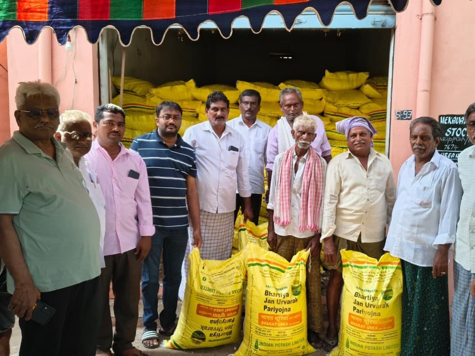 మేకావారిపాలెం సొసైటీలో యూరియా పంపిణీ